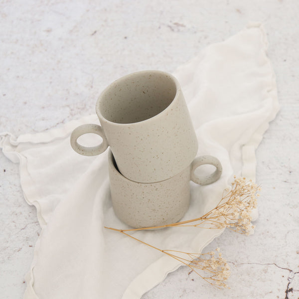 Tasse beige mouchetée